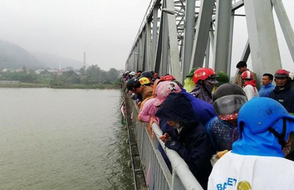 Nghệ An: Tìm kiếm một phụ nữ nhảy cầu Bến Thủy tự tử