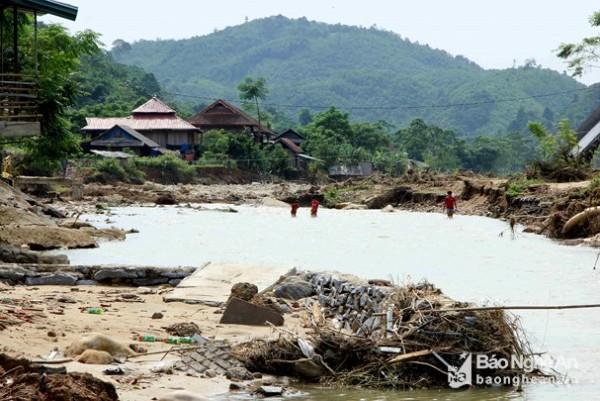 Bản Mường Phú (xã Thông Thụ, huyện Quế Phong) là một trong những bản chịu ảnh hưởng lớn nhất của cơn bão số 3 vừa qua. Mặc dù đã bước sang ngày thứ 4 nhưng những thiệt hại do cơn lũ lịch sử ở bản nghèo vẫn hiện hữu rõ. Ảnh: Hùng Cường
