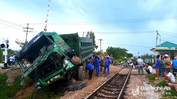 Tàu hỏa đâm văng ô tô trên đường ngang ở Nghệ An, tài xế thoát chết