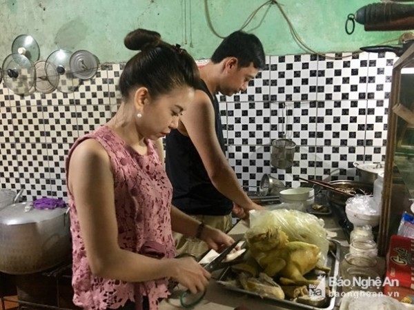 Hai vợ chồng anh Sơn, chị Như. Ảnh: Ngọc Phương.