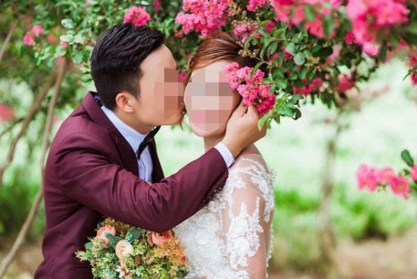 Ảnh cưới hạnh phúc của chú rể Triệu Hoa Cương (26 tuổi) và cô dâu Lê Thị Thu Sao (61 tuổi).