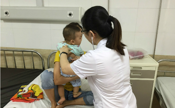 Vỗ rung long đờm chỉ áp dụng với trẻ bị ho đờm. Ảnh: L.Q