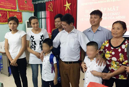 Hai gia đình và hai cháu bé tại buổi trao nhận con