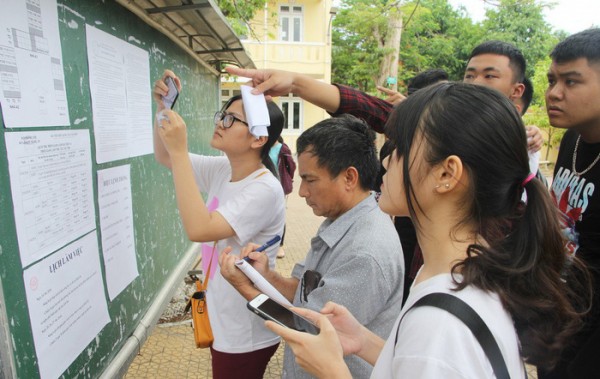 Thí sinh tham dự kỳ thi THPT quốc gia 2018 kiểm tra phòng thi tại điểm thi THPT Lê Viết Thuật, TP Vinh chiều 24-6-2018 - Ảnh: DOÃN HÒA