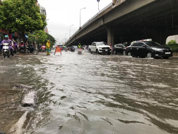 Mưa lớn dai dẳng, Hà Nội mênh mông nước ngập