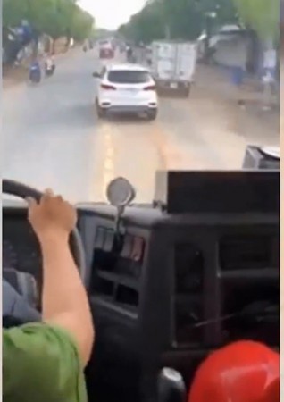 Chiếc xe màu trắng không chịu nhường đường xe chữa cháy.
