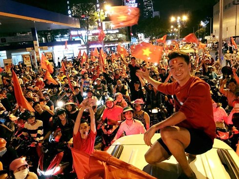 Đàm Vĩnh Hưng làm thơ, Hoàng Bách sang Indonesia cổ vũ Olympic...