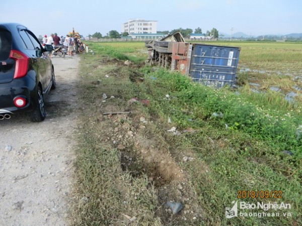 Chạy trên Ql 1A, xe container lao xuống ruộng trong đêm