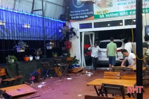 Chiếc xe ô tô 7 chỗ đâm thẳng vào quán khi đang có đông người ngồi nhậu phía trong