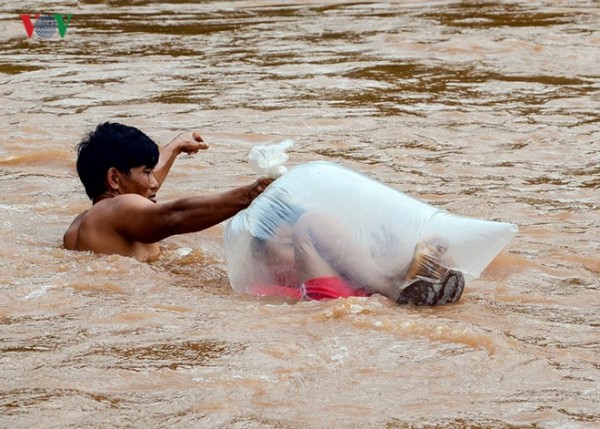'Chui túi nylon đến trường nguy hiểm nhưng không còn cách khác'