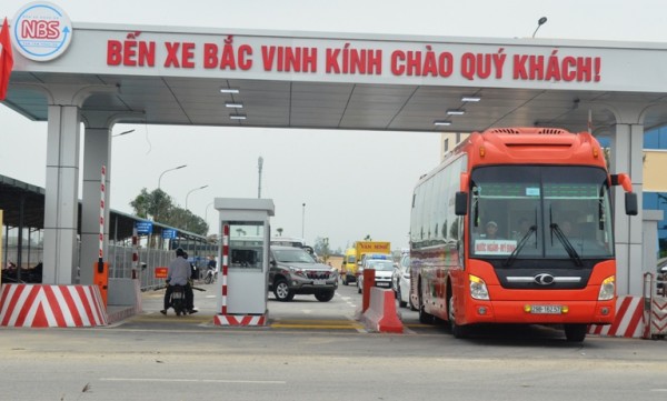 Xô xát giữa hàng chục đối tượng bảo kê và chủ xe khách tại Bến xe...