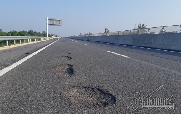 Cao tốc 34.000 tỷ chi chít ổ gà: Sao lọt cửa nghiệm thu?