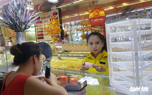 Chủ tiệm vàng Thảo Lực cho biết việc kinh doanh của tiệm bị ảnh hưởng đáng kể bởi vụ phạt hành chính vừa qua