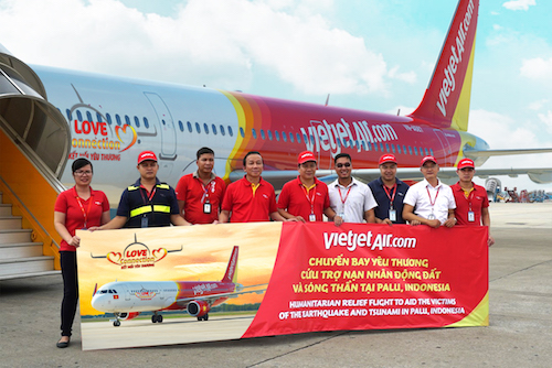 Chuyến bay cứu trợ nạn nhân động đất Indonesia của Vietjet Air...