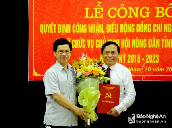 Phó Bí thư Thường trực Nguyễn Xuân Sơn trao Quyết định công nhận, điều động đồng chí Nguyễn Quang Tùng giữ chức Chủ tịch Hội Nông dân tỉnh nhiệm kỳ 2018 2023