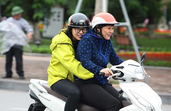 Mặc áo khoác mỏng ra đường vì Trung bộ chuyển lạnh, có nơi 19 độ...