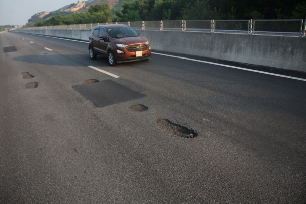 Hé lộ vi phạm ở tuyến cao tốc Đà Nẵng - Quảng Ngãi