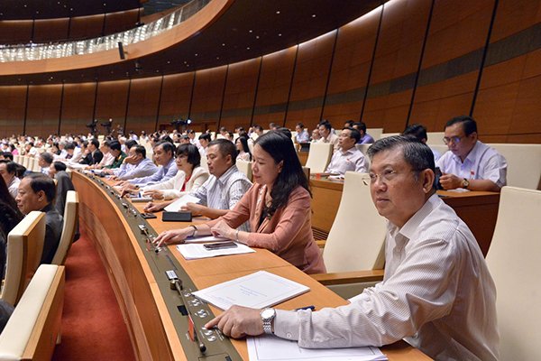 Các đại biểu bấm nút thông qua nghị quyết