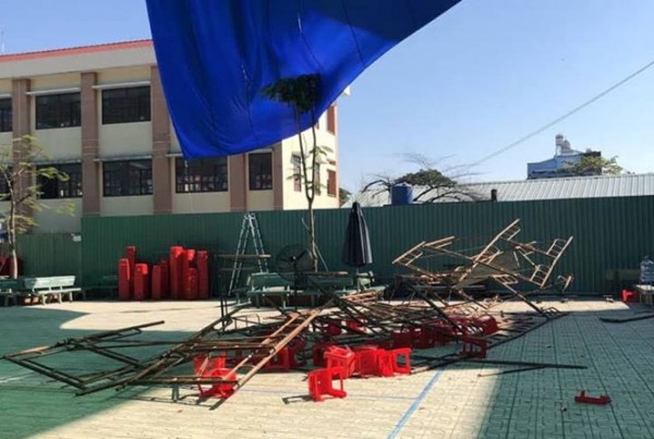 Giàn giáo sập trong lễ 20.11, nhiều học sinh bị thương
