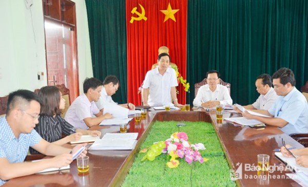 Chiều 31/5, Đoàn kiểm tra cải cách hành chính của Sở Nội vụ do đồng chí Lê Đình Lý - Phó Giám đốc Sở Nội vụ làm Trưởng đoàn có cuộc làm việc với UBND huyện Yên Thành. Ảnh: Thanh Lê