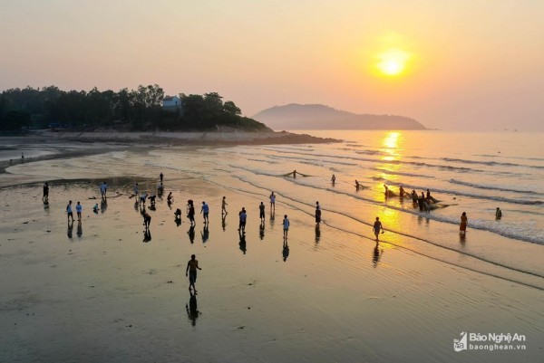 Rực rỡ bình minh trên biển Quỳnh Phương