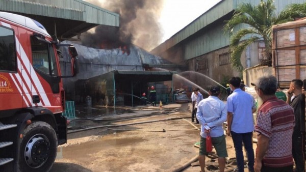Công ty gỗ rộng hàng ngàn m2 ở Bình Dương bốc cháy dữ dội