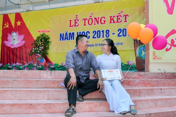 Người cha bán cá viên chiên suốt 13 năm cùng con dự lễ bế giảng