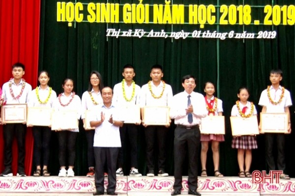 Lãnh đạo Sở GD&ĐT, thị xã Kỳ Anh trao tặng giấy khen cho các học sinh giỏi Quốc gia