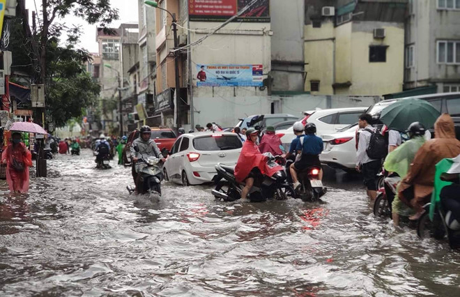 Dự báo bão trên Biển Đông diễn biến rất phức tạp về cường độ,...