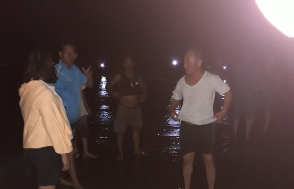 Đưa cả nhà đi nghỉ mát, người cha bị sóng cuốn mất tích