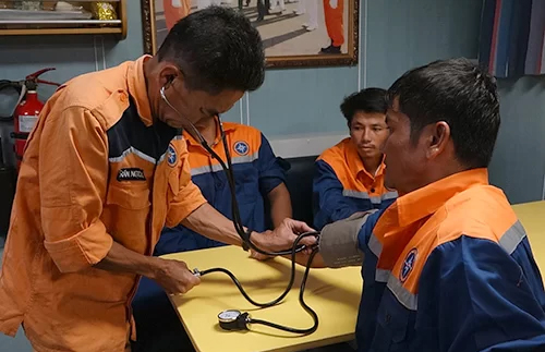 Sáu ngư dân bị chìm tàu được cứu ở vùng biển Hoàng Sa