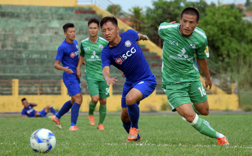 Bà Rịa Vũng Tàu (phải) tan giấc mộng lên chuyên nghiệp sau hai trận thua tại VCK giải hạng Nhì. Ảnh: Nguyên Hải.