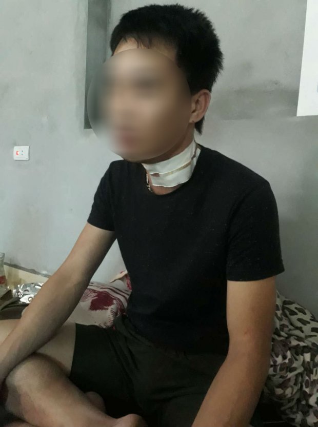 Anh T. bị thương ở vùng cổ.