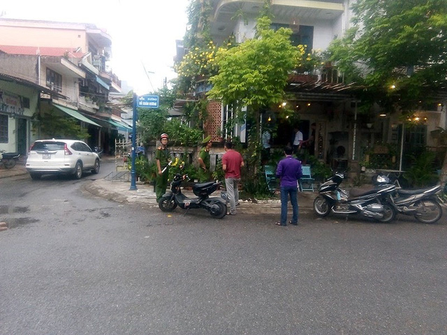Đang ngồi quán cà phê thì bị bắn
