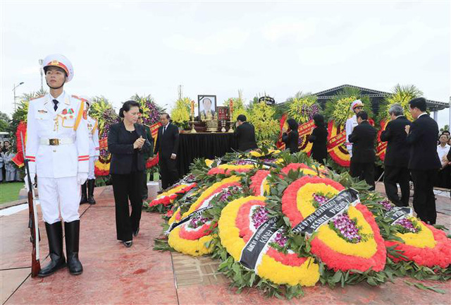 Chủ tịch Quốc hội Nguyễn Thị Kim Ngân dẫn đầu đoàn lãnh đạo, nguyên lãnh đạo Đảng, Nhà nước, Mặt trận Tổ quốc Việt Nam cùng gia quyến đi quanh huyệt mộ, tiễn biệt Chủ tịch nước Trần Đại Quang lần cuối