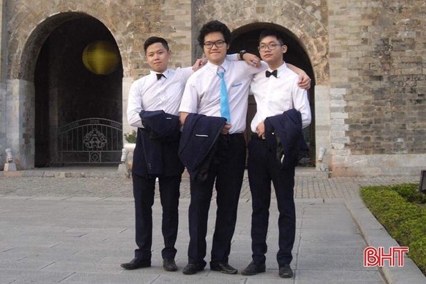 Phạm Đức Thắng (bên trái) tham dự kỳ thi Tin học châu Á năm 2018