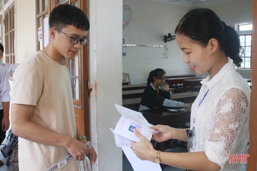 Thí sinh làm thủ tục vào phòng thi