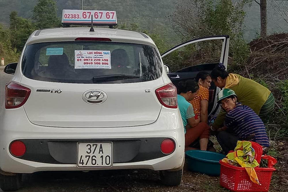 Ca đỡ đẻ thành công, anh Sơn chở 2 mẹ con sản phụ đến bệnh viện