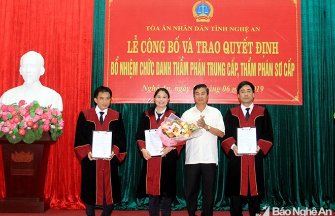 Đồng chí Hồ Đình Trung - Chánh án TAND tỉnh trao quyết định bổ nhiệm Thẩm phán trung cấp cho 3 cán bộ. Ảnh: P.B
