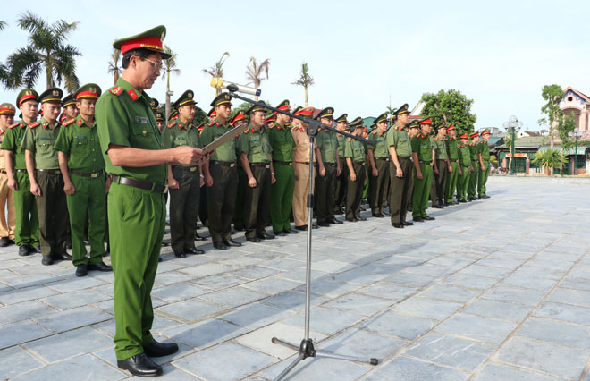 Công an tỉnh báo công tại khu lưu niệm  Bác Hồ.
