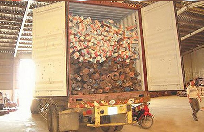 Một trong 22 container của lô gỗ trắc lúc bán đấu giá.