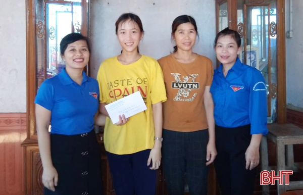 Đoàn trường THPT Cẩm Bình tiếp sức cho học sinh có hoàn cảnh khó khăn trước kỳ thi