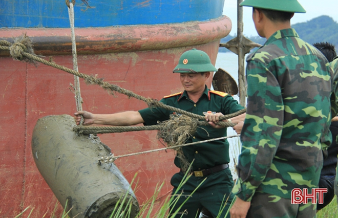 Quả bom còn nguyên nước sơn, hình trụ, dài 1,3m, đường kính 45 cm, trọng lượng 400 kg được sản xuất năm 1967.