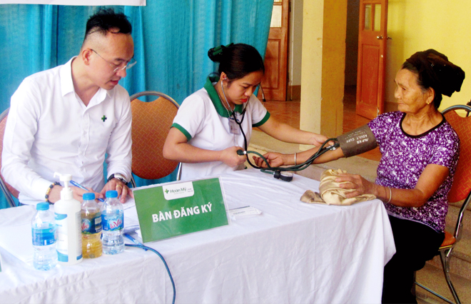 Khám bệnh, tư vấn và cấp phát thuốc cho nhân dân xã Đôn Phục, huyện Con Cuông. Ảnh: Thu Trang