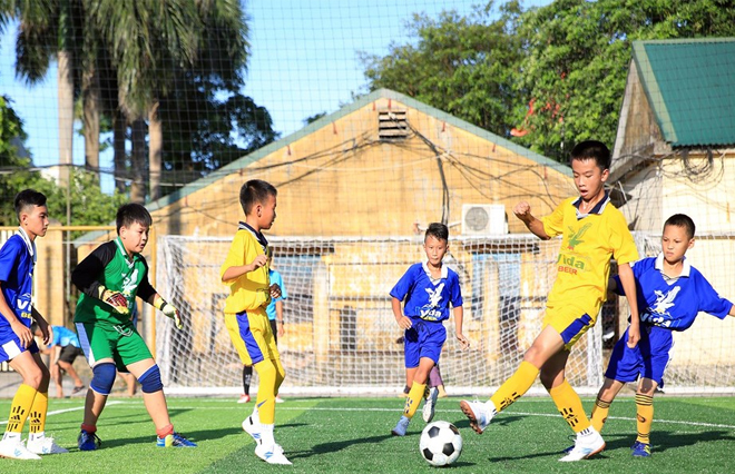 NĐ Anh Sơn (áo xanh) phải vất vả chống đỡ những pha tấn công liên tục từ NĐ Hoàng Mai. Ảnh: Hồ Phương