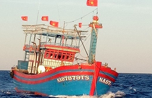 Tàu cá NA 97879 TS gặp sự cố hỏng máy trên biển đã đuợc lai dắt vào bờ an toàn. Ảnh: Hữu Tình