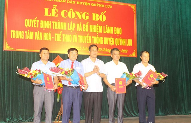 Lãnh đạo huyện Quỳnh Lưu trao quyết định thành lập Trung tâm Văn hóa, Thể thao và Truyền Thông huyện Quỳnh Lưu, tặng hoa chúc mừng đồng chí Giám đốc và các Phó giám đốc. Ảnh: Việt Hùng
