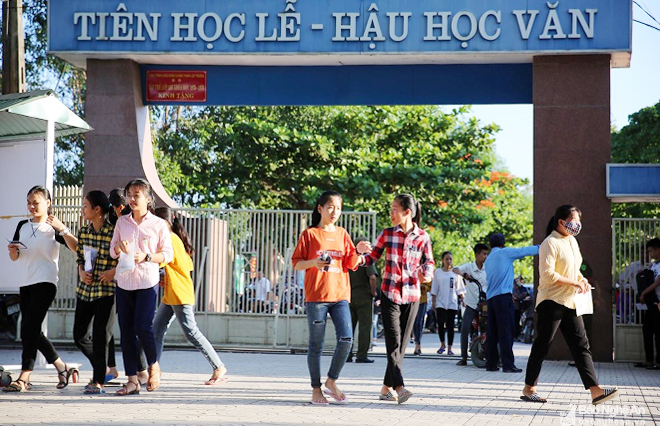 Thời tiết nắng nóng nên thí sinh ở điểm thi Trường THPT Lê Hồng Phong đến phòng thi rất sớm. Ảnh: Đức Anh