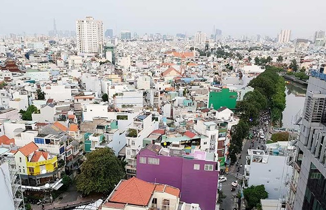 Nếu căn cứ vào tiêu chí về diện tích, một số phường, quận ở TP.HCM có diện tích nhỏ, dân số đông nên rất nhiều đơn vị sẽ không đạt. Ảnh: HTD