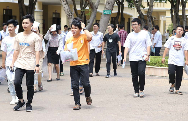 Các thí sinh dự thi THPT Quốc gia tại Trường THPT Lê Viết Thuật, TP Vinh năm 2019